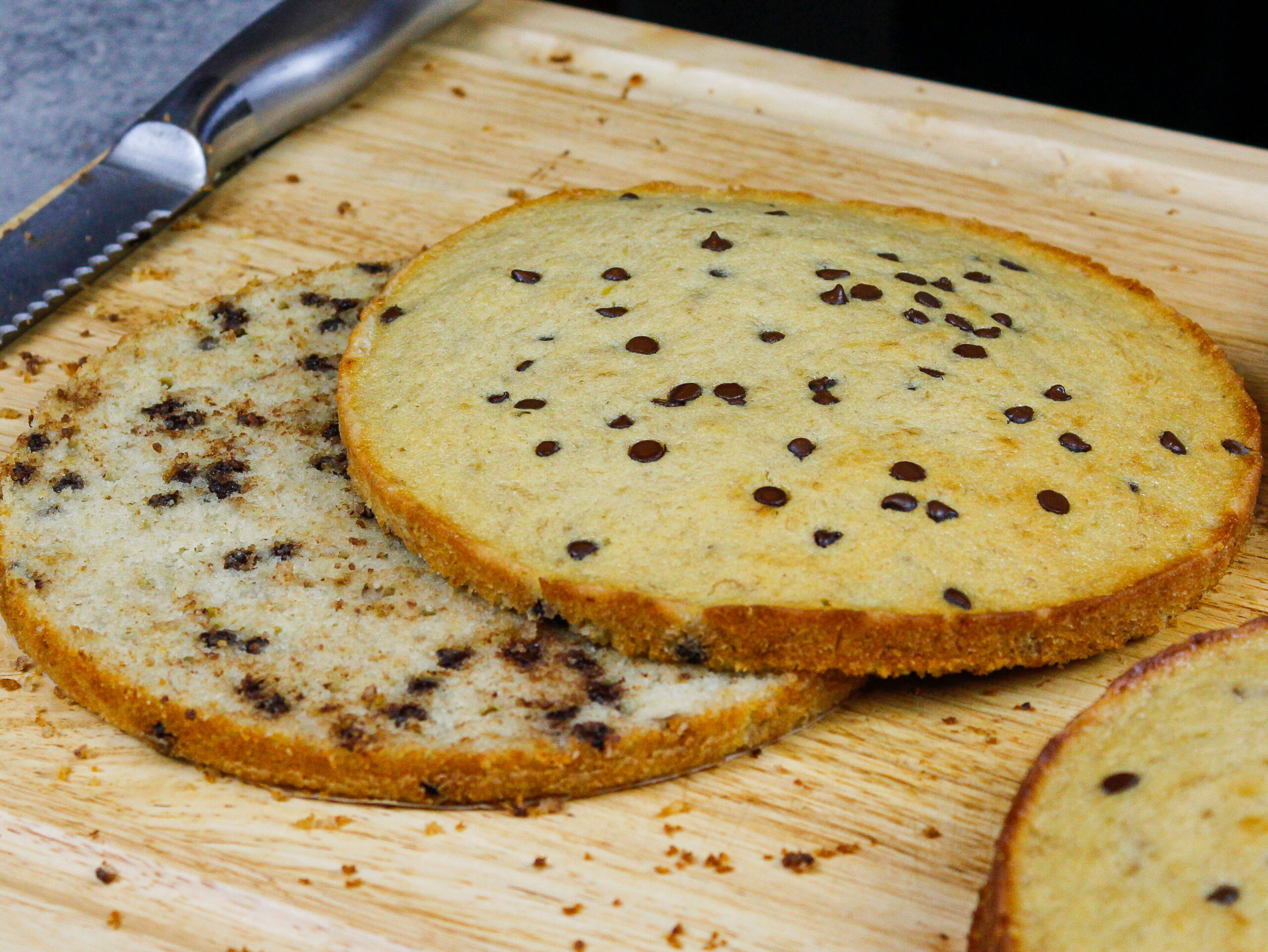 巧克力芯片香蕉蛋糕层的图像已被折磨一半