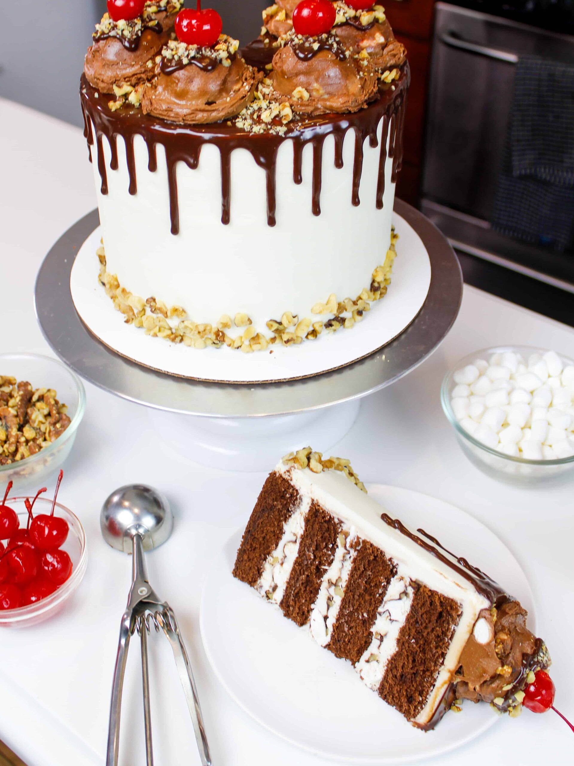 图像的坎坷的蛋糕切成的松软的巧克力蛋糕层和棉花糖坚果馅