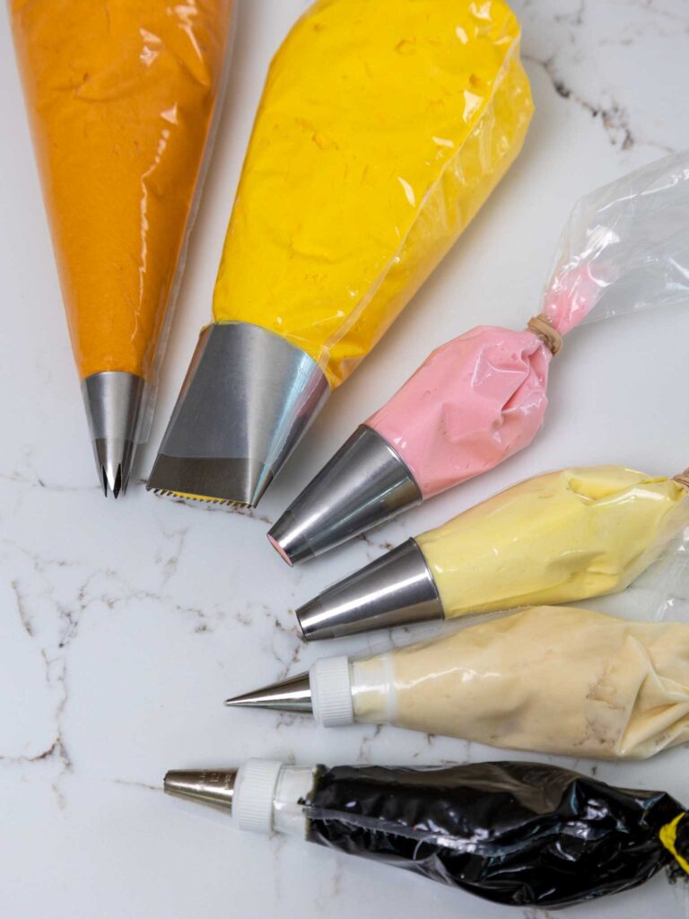 图像颜色的不同颜色的奶油乳酪使用凝胶食用色素狮子蛋糕