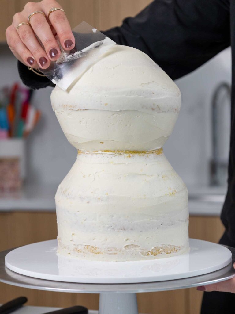 图像的蛋糕层碎屑涂有香草奶油乳酪狮子生日蛋糕