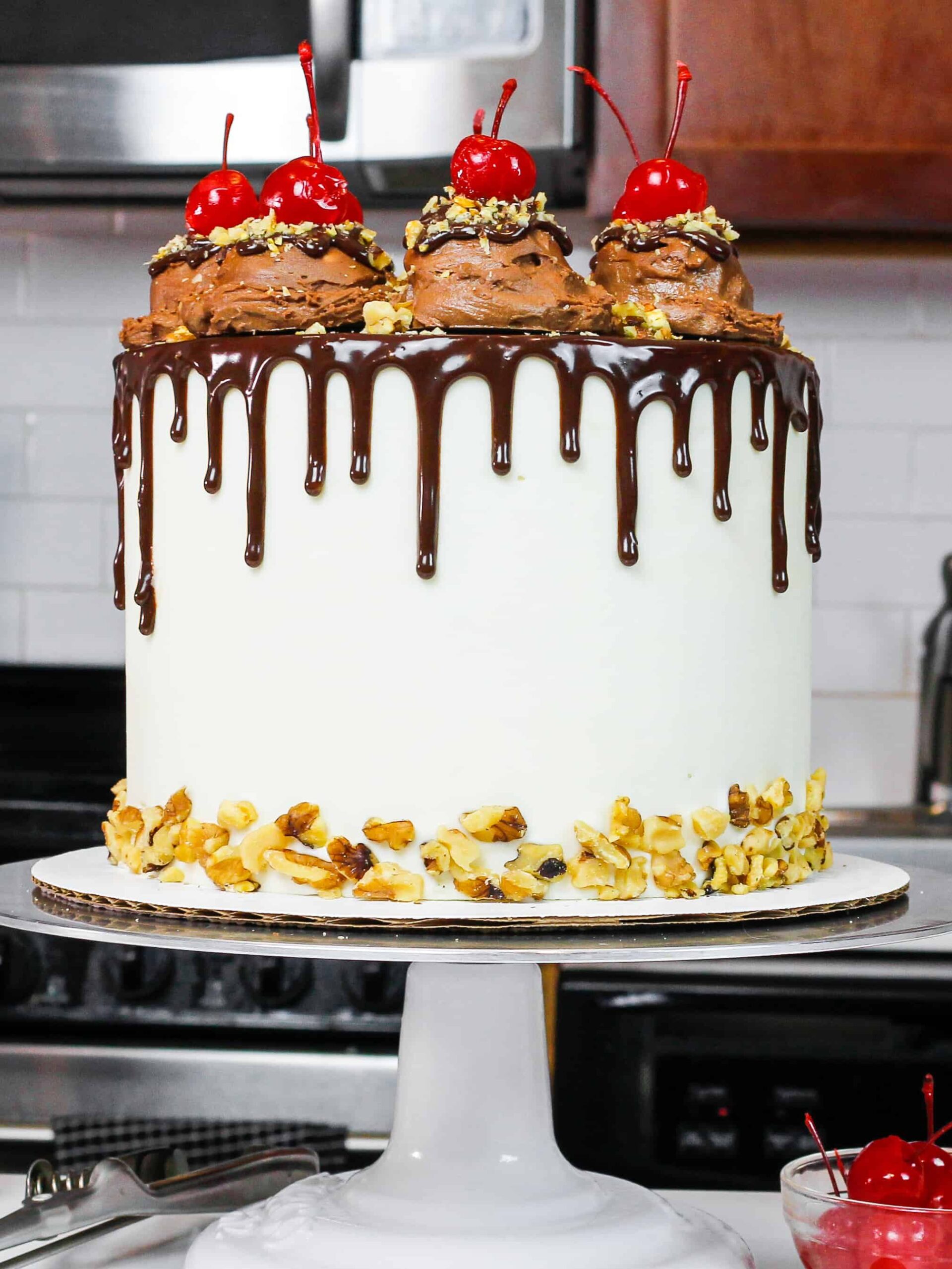 的坎坷蛋糕用松软的巧克力蛋糕层,棉花糖结霜,和装饰用冰淇淋勺和巧克力滴