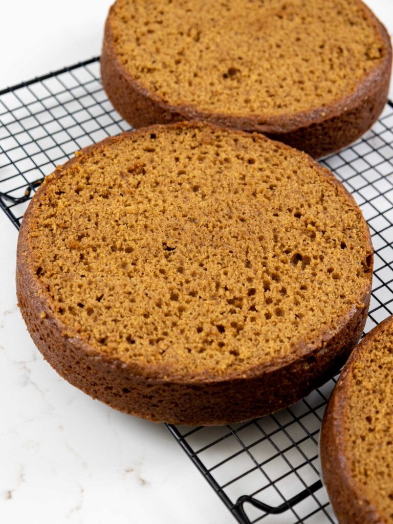 用锯齿刀平整的软姜饼蛋糕层的图像