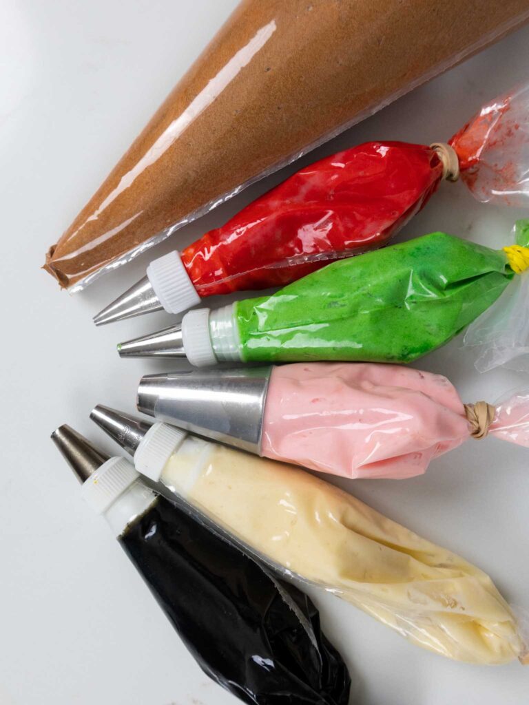 图像是彩色的奶油乳酪蛋糕做一个姜饼人