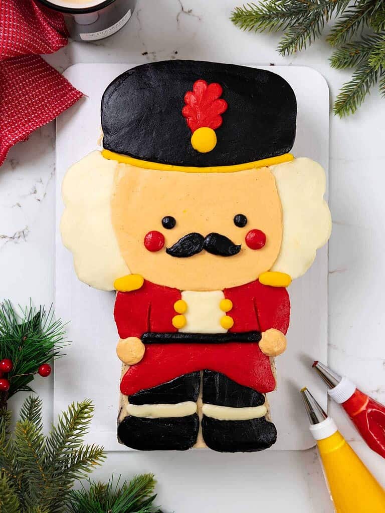 可爱的胡桃夹子蛋糕的图像，上面磨砂糖霜糖霜