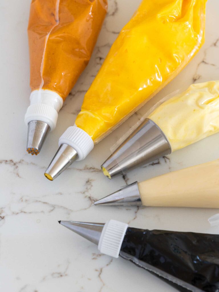 染色的糖霜形象是装饰狮子纸杯蛋糕的