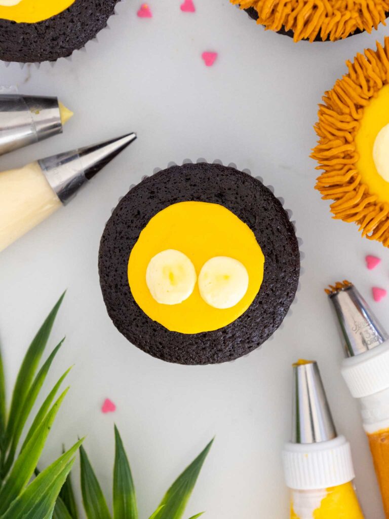 部分装饰的狮子蛋糕的图像