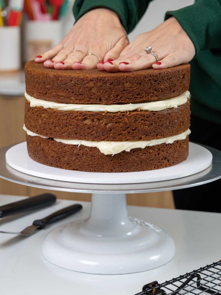 姜饼蛋糕层的图像堆叠在一起